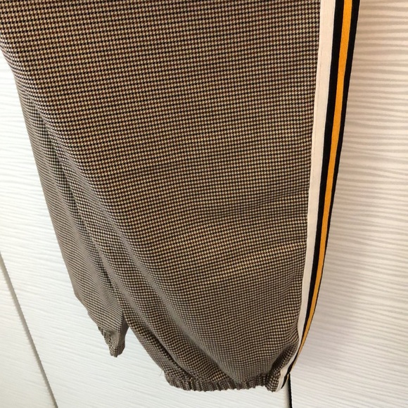 NWT Wild Fable brown/black houndstooth joggers with racing stripes on each leg. - Picture 8 of 9